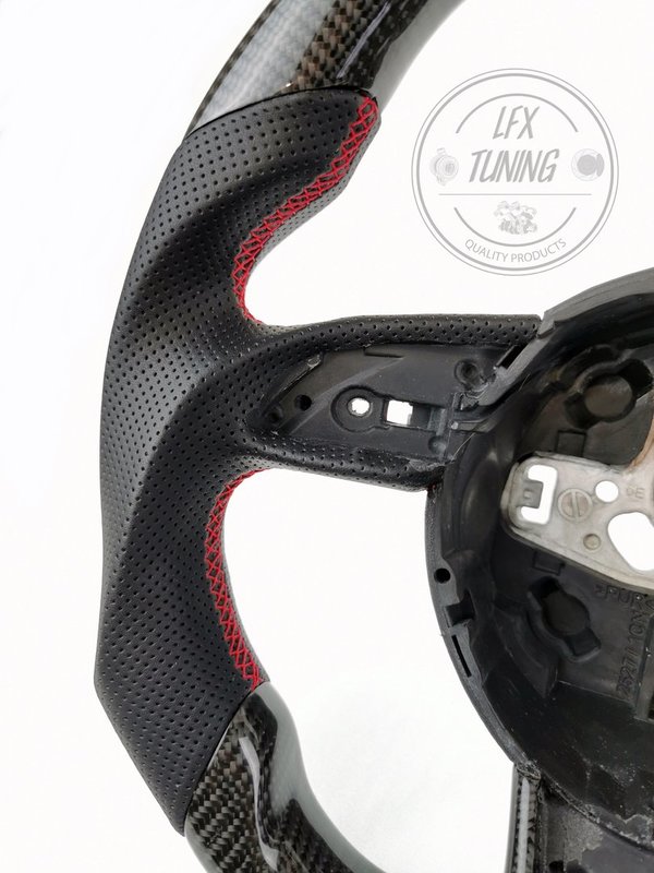 Audi Sport Lenkrad - Carbon, perforiertes Leder, rote Nähte, 12 Uhr Markierung