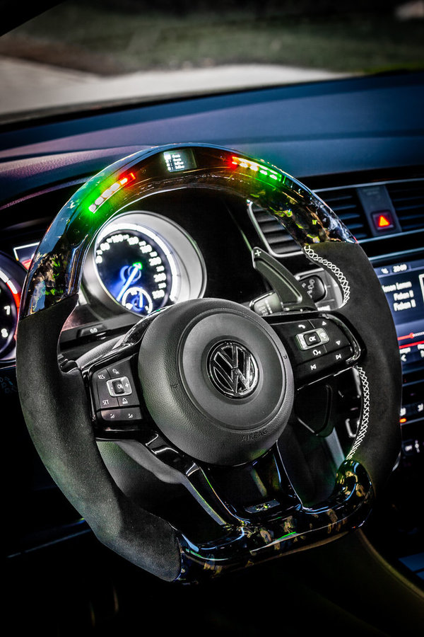 Golf 7 Forged Carbon Lenkrad mit Display und LED Schaltanzeige (farbige Nähte) (auch VW Polo AW GTI)